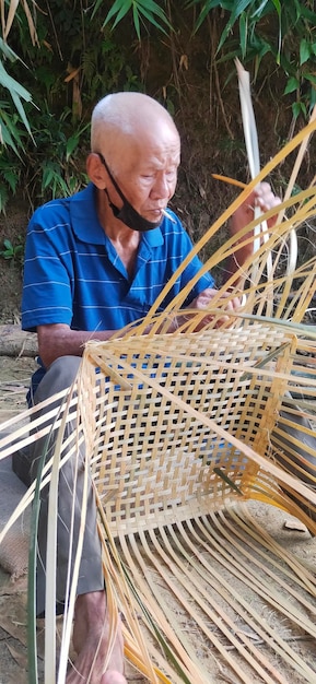 Photo rear view of man working at park