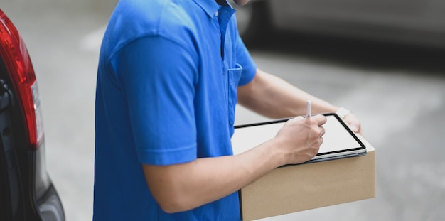 Photo rear view of man working in pen