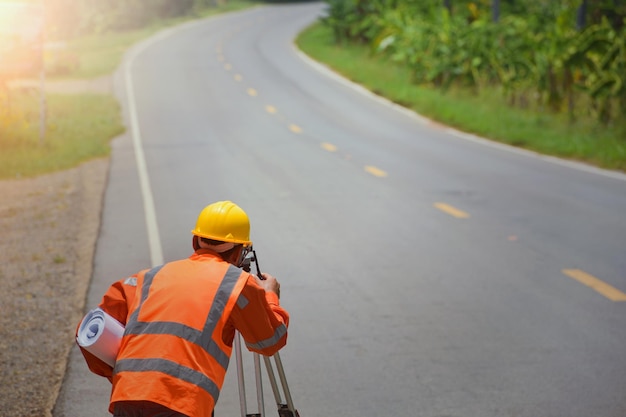 道路で働く男の後ろの景色