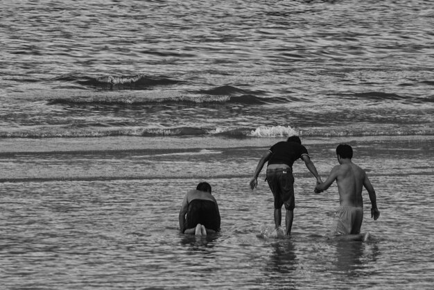 Foto vista posteriore degli uomini sulla spiaggia