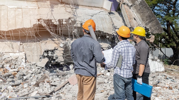 Foto vista posteriore di uomini in piedi sul cantiere