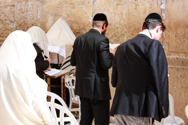 Photo rear view of men standing outdoors