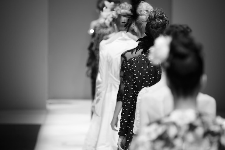 Photo rear view of models at fashion show
