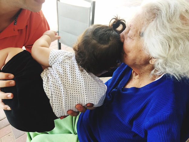 Foto vista posteriore di madre e figlia a casa