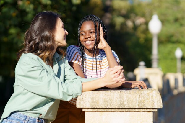 Photo rear view of mother and daughter outdoors