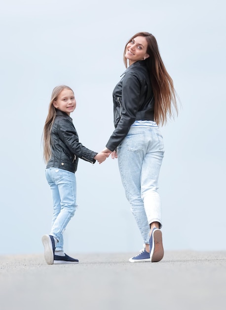 Photo rear view mother and daughter step forward