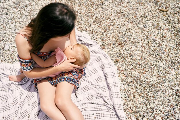 Foto vista posteriore di madre e figlia