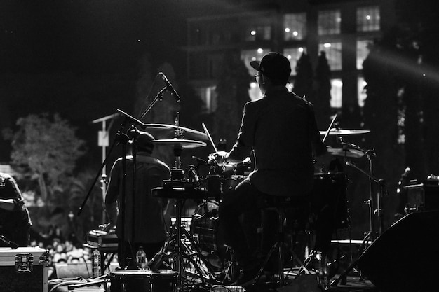 Photo rear view of musicians playing musical equipment during concert