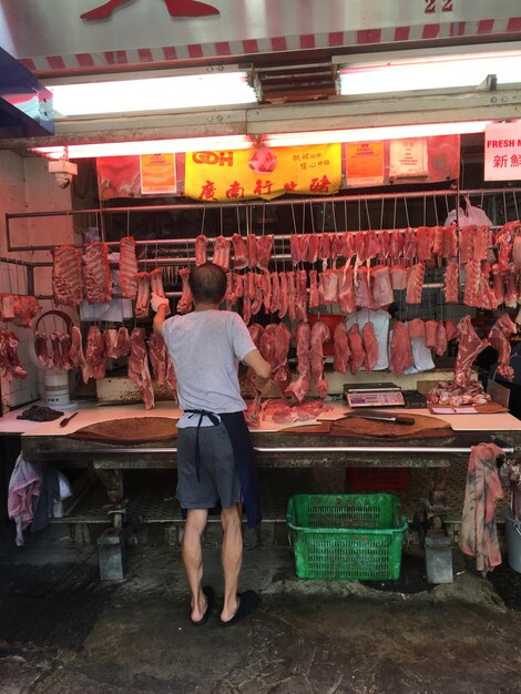 写真 肉を売っている肉屋の後ろの景色