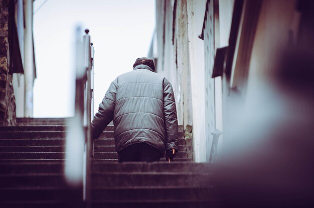 写真 外に立っている男の後ろの景色