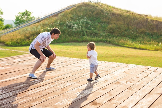 写真 農場で遊んでいる子供たちの後ろの景色