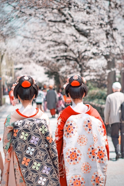 写真 外で歩いている雌の後ろの景色