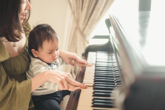 写真 ピアノを弾いている友達の後ろの景色