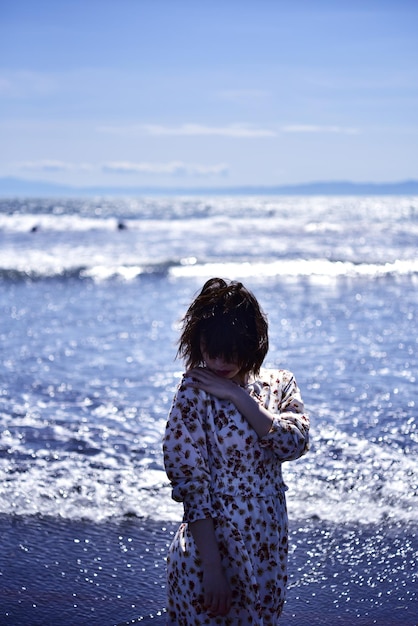 사진 해변 에 있는 소녀 의 뒷면