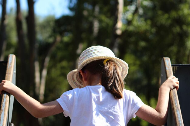 写真 スライド上の女の子の後ろの景色