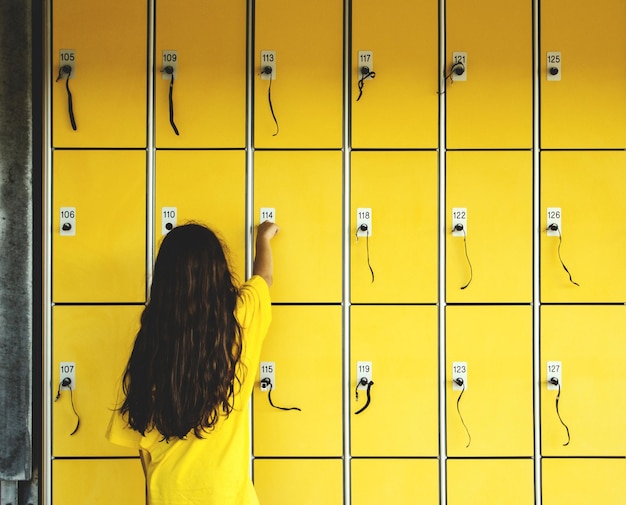 写真 ロッカーを使っている女の子の後ろの景色