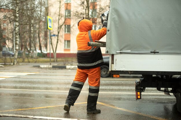 Фото Сзади мужчина с зонтиком