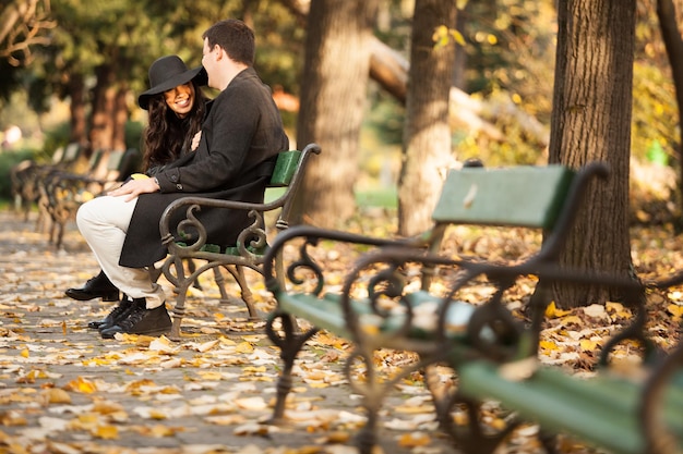 写真 公園のベンチに座っている男の後ろの景色