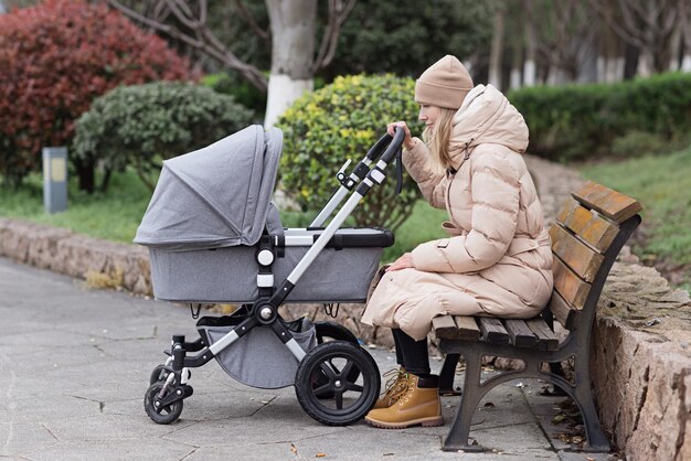 写真 公園のベンチに座っている男の後ろの景色