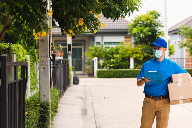 写真 植物に背を向けて立っている男の後ろの景色