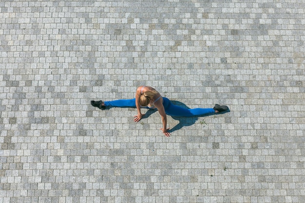 写真 壁に寄りかかって立っている男の後ろの景色