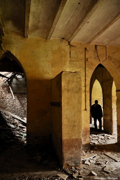 Фото Задний вид человека, стоящего у исторического здания