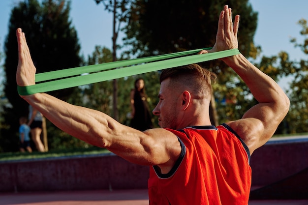 写真 レールのそばに立っている男の後ろの景色