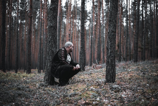 Фото Задний вид человека, стоящего в лесу