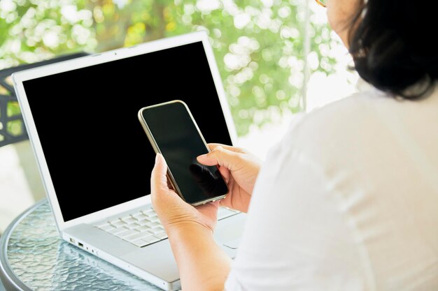 写真 携帯電話を使っている男の後ろの景色