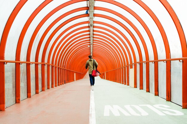 写真 歩道を歩いている男の後ろの景色