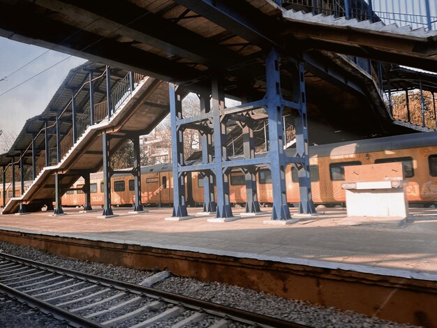 写真 鉄道駅で歩いている男の後ろの景色