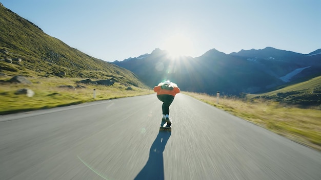 写真 道路を歩いている男の後ろの景色