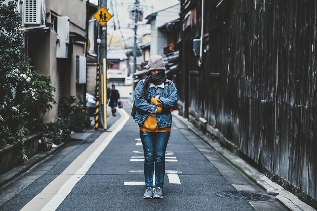 写真 街で歩いている男の後ろの景色