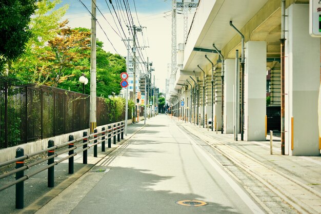 写真 通りに歩いている男の後ろの景色