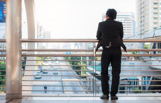 写真 窓の上を歩く男の後ろの景色