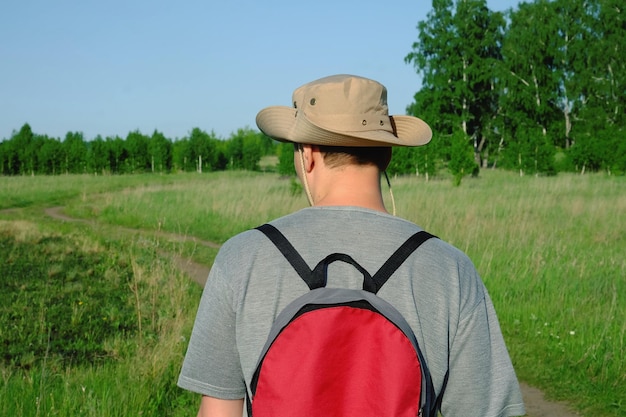 写真 フィールドで帽子をかぶった男の後ろの景色