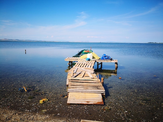 写真 浜辺に座っている男性の後ろの景色