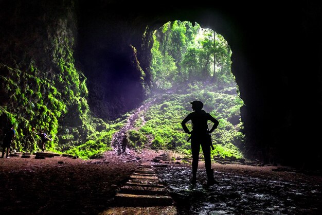 写真 森の岩の上に立っている男たちの後ろの景色