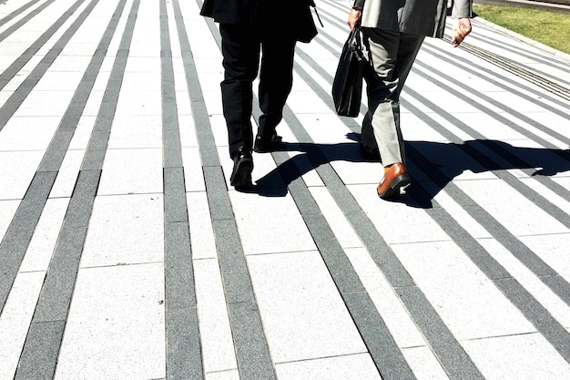 写真 路上を歩く男性の後ろの景色