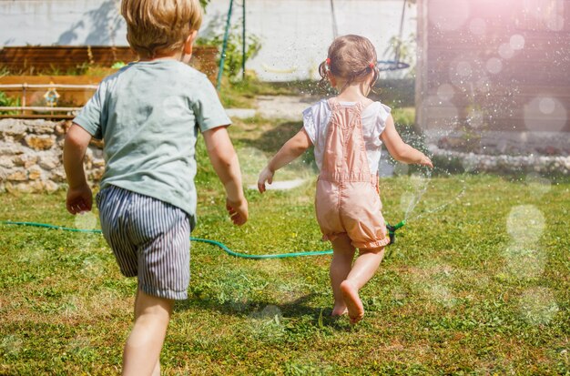 写真 畑で歩いている母と娘の後ろの景色