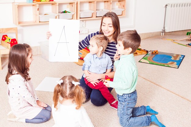 写真 母親と子供たちの後ろの景色