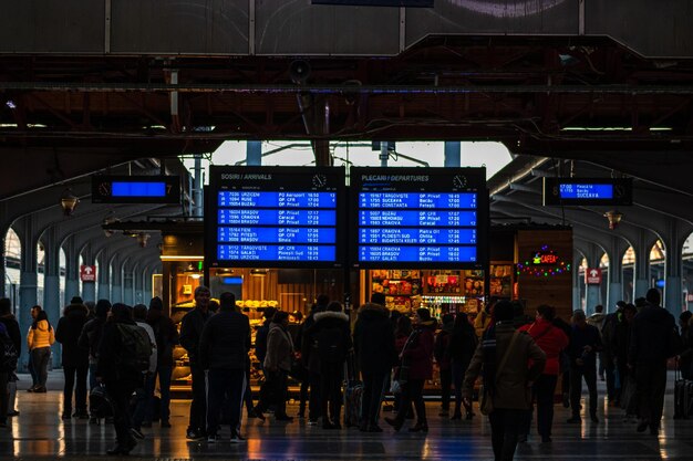 写真 空港で人々を後ろから眺める