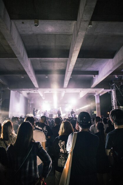 사진 음악 콘서트 에 참석 하는 사람 들 의 뒷면