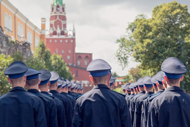 Фото Обратный вид людей в униформе