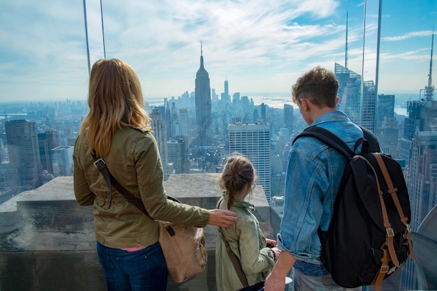 写真 ニューヨークの都市風景を見ている人々の後ろの景色