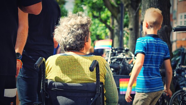 写真 路上の人々を後ろから見る