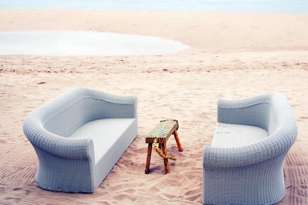 Фото Обратный вид людей, отдыхающих на стуле на пляже