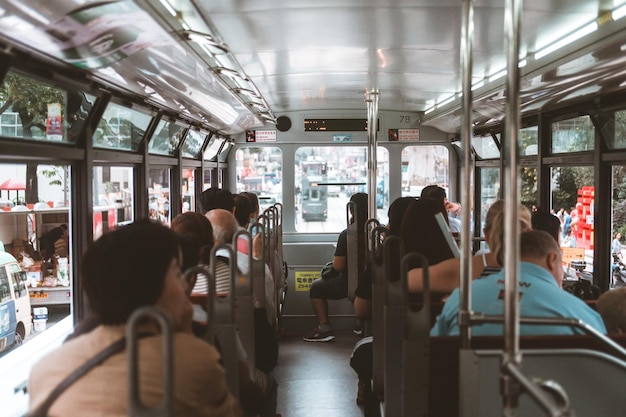 写真 ケーブルカーに座っている人々の後ろの景色