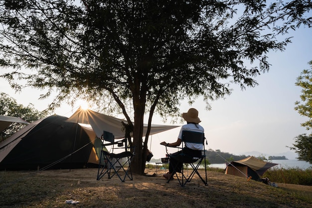 写真 椅子に座っている人々の後ろの景色