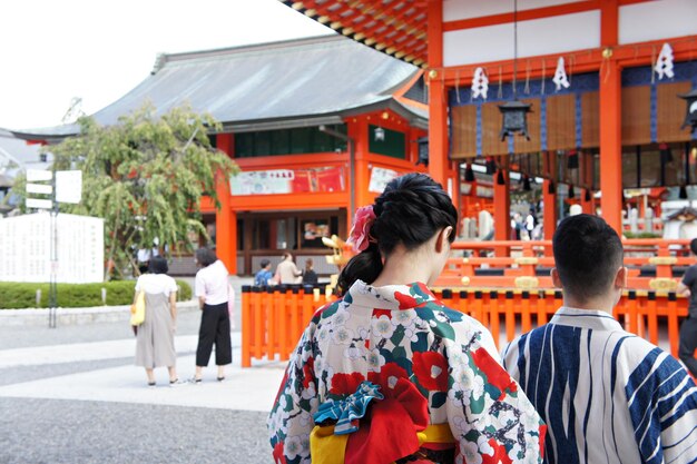 写真 寺院で歩いている人々の後ろの景色